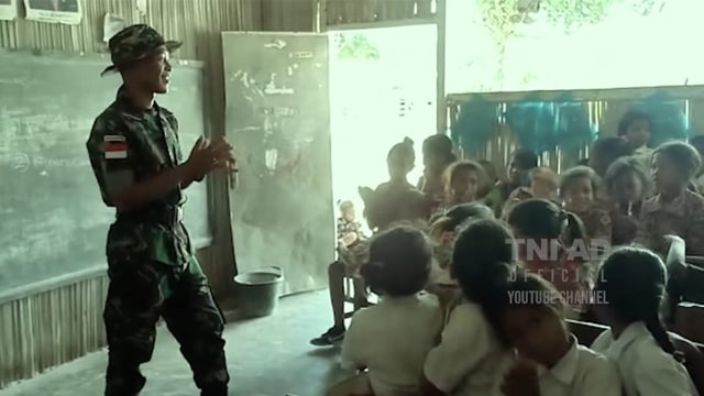 Prajurit TNI Jalan Kaki 9 Jam demi Jenguk Orang Tua Sakit di Hutan Belantara (101873)