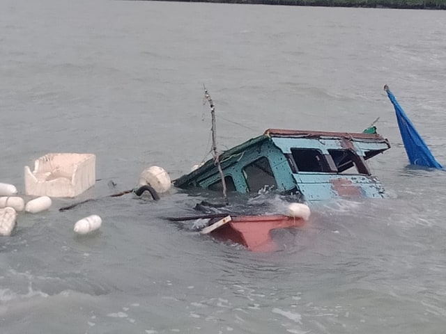 ﻿Kondisi kapal nelayan yang tenggelam di Perairan Selat Malarko, Karimun. Foto : Istimewa