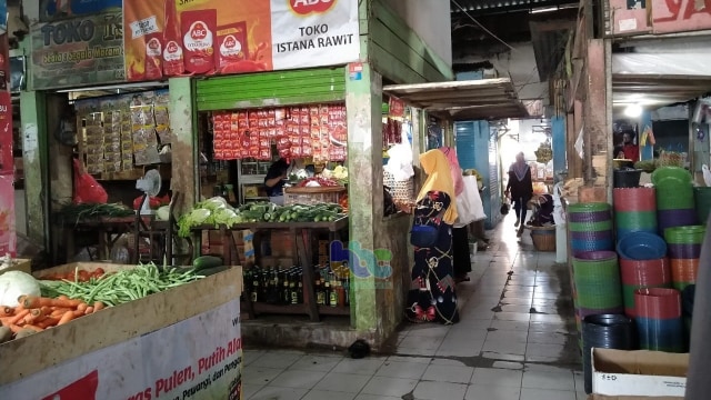 Salah seorang pedagang sayur mayur dan bumbu dapur di Pasar Desa Sumberrejo Bojonegoro. Sabtu (13/06/2020)