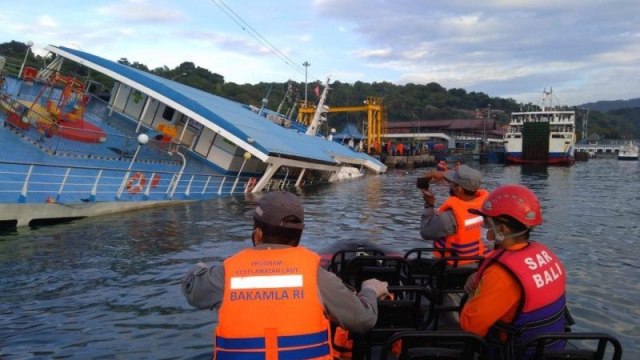 Bakamla evakuasi 66 penumpang KMP Dharma Rucitra III miring di Bali. Foto: ANTARA
