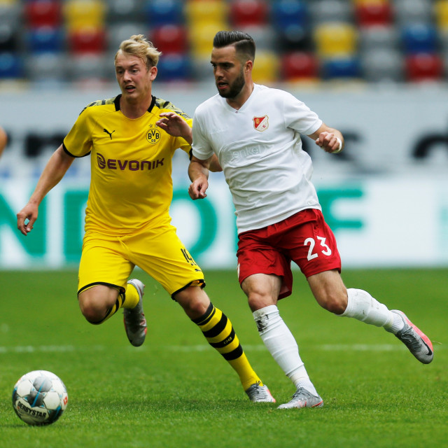 Pemain Borussia Dortmund, Julian Brandt, dikawal oleh pemain Fortuna Duesseldorf. Foto: REUTERS/Leon Kuegeler