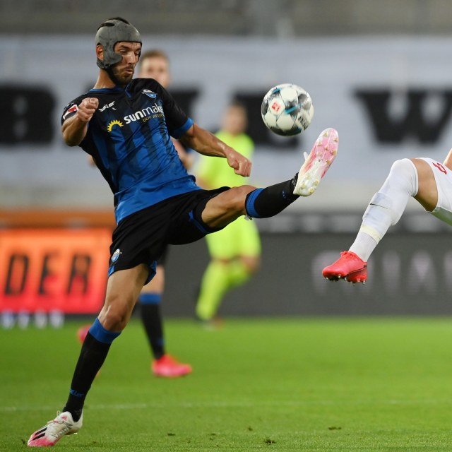 Klaus Gjasula, sang pemegang rekor kartu kuning Bundesliga. Foto: Matthias Hangst/Pool via REUTERS 