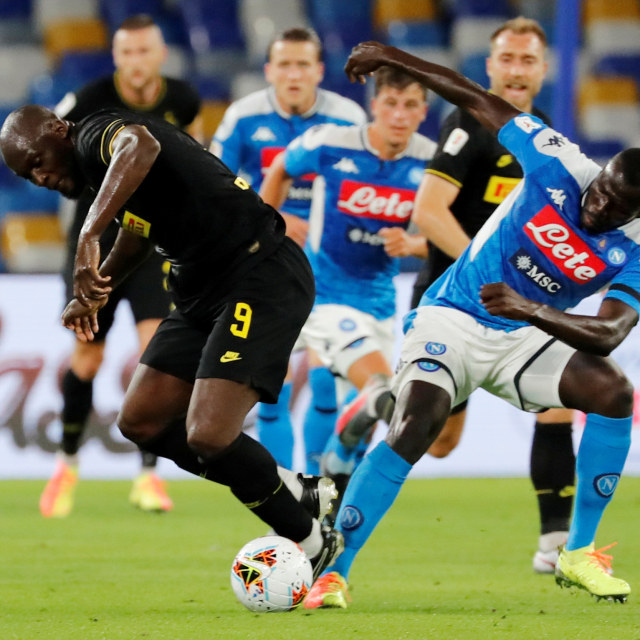 Duel Napoli vs Inter Milan di semifinal Coppa Italia. Foto: REUTERS/Ciro De Luca