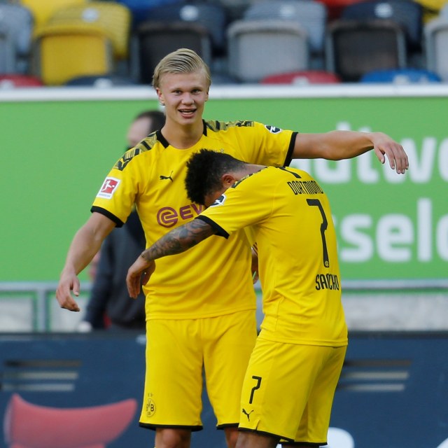 Jadon Sancho memeluk Erling Haaland usai mencetak gol ke gawang Fortuna Duesseldorf. Foto: REUTERS/Leon Kuegeler