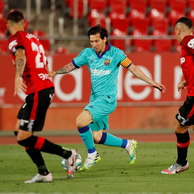 Aksi Lionel Messi saat melawan Real Mallorca. Foto: REUTERS/Albert Gea