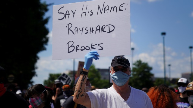 Protes kematian Rayshard Brooks di Atlanta, Georgia, AS (13/6). Foto: Elijah Nouvelage/REUTERS