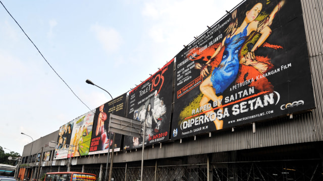 Poster film zaman dulu di Jakarta. Foto: Adek Berry/AFP