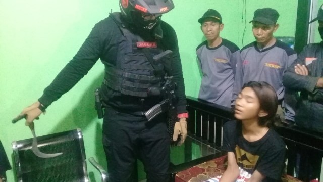 Tim Jaguar amankan dua remaja hendak saling bacok di dekat Stasiun Depok Baru, Sabtu (13/6) malam. Foto: Dok. Istimewa