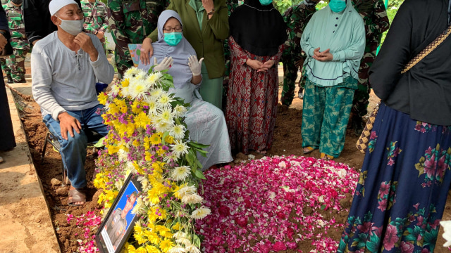Suasana pemakaman Lettu Cpn Vira Yudha Bagus Senastri di Taman Pemakaman Umum (TPU) Kembangarum, Kota Semarang. Foto: Afiati Tsalitsati/Kumparan