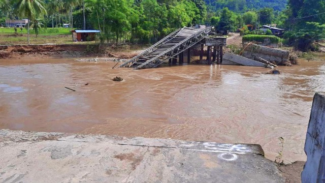 Jembatan Molintogupo, pasca dihantam banjir beberapa waktu lalu. Minggu, (14/6). Foto: Dok banthayoid (Fadhil Hadju)