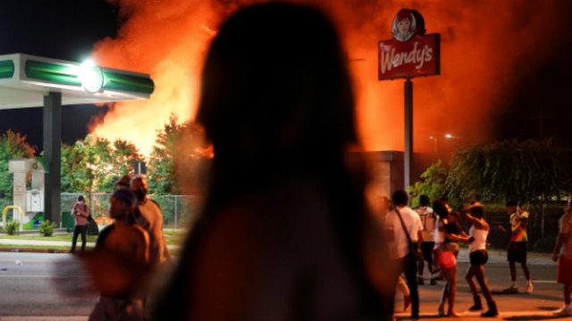 Restoran Wendy's di Atlanta, Georgia, Amerika Serikat, dibakar oleh demonstran, Minggu (13/6). Foto: Elijah Nouvelage/Reuters