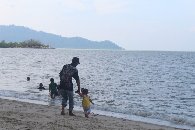 Pengunjung di wisata Pantai Pongkar, Karimun : Foto : Khairul S/Kepripedia.com