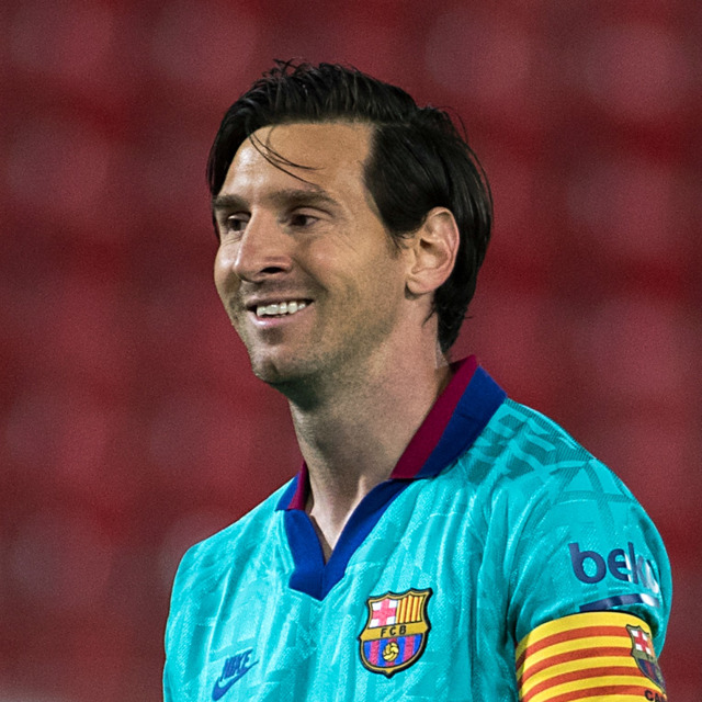 Lionel Messi dengan potongan rambut baru. Foto: JAIME REINA/AFP