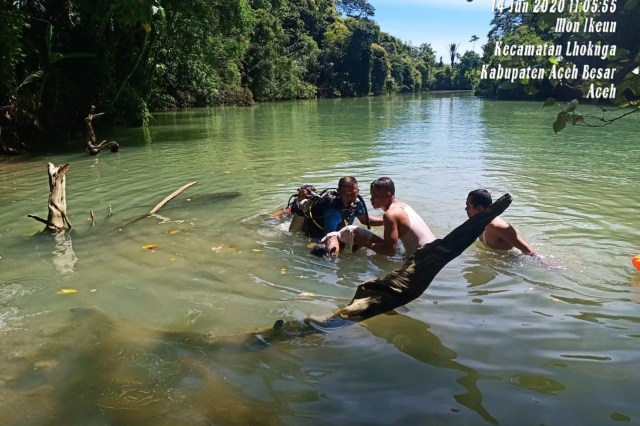 Remaja yang tenggelam di sungai Pucok Krueng, Desa Mon Ikeun, Lhoknga, Aceh Besar, ditemukan meninggal dunia. Foto: Dok. Basarnas Banda Aceh