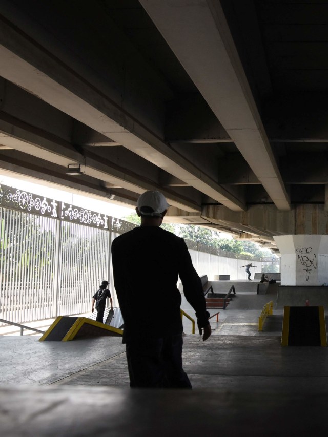 Skatepark Pasar Rebo kembali digunakan masyarakat. Foto: Indrianto Eko Suwarso/ANTARA FOTO