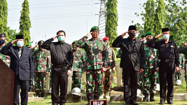 Upacara pemakaman almarhum Jenderal TNI (Purn) Pramono Edhie Wibowo, Minggu (14/6). Foto: TNI AD