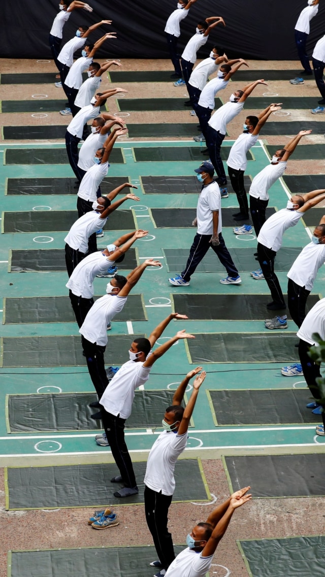 Sejumlah polisi melakukan sesi yoga di Dhaka, Bangladesh, Minggu (14/6). Foto: Mohammad Ponir Hossain/Reuters