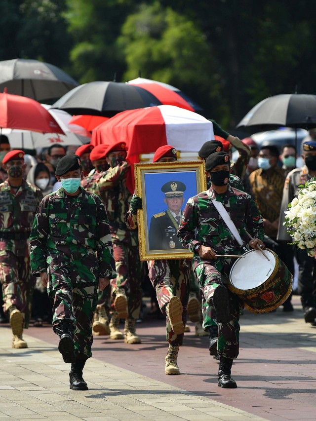 Prajurit TNI membawa peti jenazah mantan Kepala Staf Angkatan Darat Jenderal TNI (Purn) Pramono Edhie Wibowo untuk dimakamkan di TMP Kalibata. Foto: Sigid Kurniawan/ANTARA FOTO
