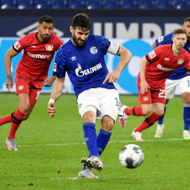 Daniel Caligiuri saat mengeksekusi penalti Schalke. Foto: Ina Fassbender/Pool via REUTERS
