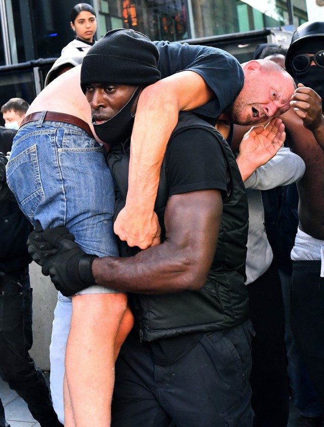 Patrick Hutchinson, menyelamatkan pria kulit putih penganut sayap kanan ektrem dalam aksi di London, Inggris. Foto: Reuters/Dylan Martinez