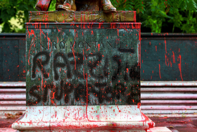 Foto: Patung Wartawan Italia Jadi Sasaran Aksi Vandalisme (128952)