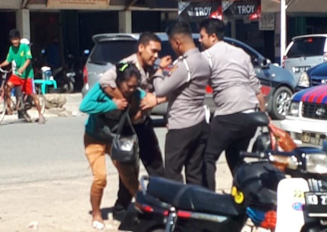 Polisi mengamankan perempuan yang diduga mengalami gangguan jiwa dan mengamuk di Pasar Sungai Pinyuh, Kalbar. Foto: Dok Hi!Pontianak