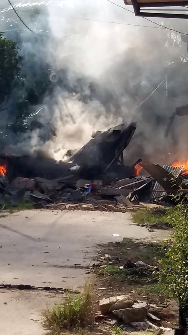 Asap membubung dari pesawat milik TNI AU yang jatuh dan terbakar di daerah permukiman penduduk di Desa Kubang Jaya, Kampar, Riau, Senin (15/6). Foto: Hendri/FBA/Antara Foto