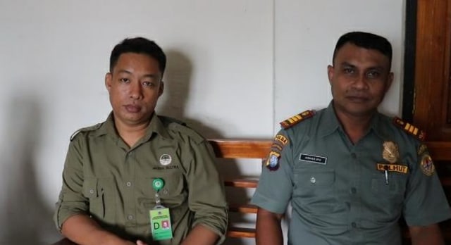 Pengolah Data Yanma, Syahbuddin (kanan) bersama  Koordinator Pokja Pamhut, Ashar Ipu (kiri). Foto: Geraldy Rakasiwi/kendarinesia.