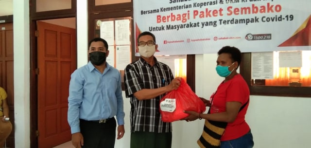 Branch Manager KSP Sahabat Mitra Sejati menyerahkan bantuan kepada salah satu usaha mikro di Kabsor, foto : Yanti