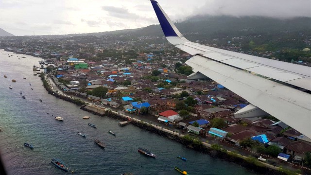 Pemandangan Kota Ternate dilihat dari cabin pesawat. Foto: Faris Bobero/cermat