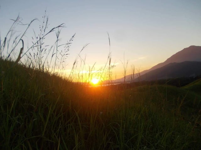Sunset di Bukit Yomokho Sentani, Kabupaten Jayapura. (Dok: Hari Suroto)