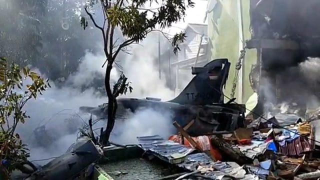 PESAWAT Hawk 209 jatuh dan terbakar di permukiman warga, Kubang Jaya, Siak Hulu, Kampar, Riau, Senin, 15 Juni 2020. 