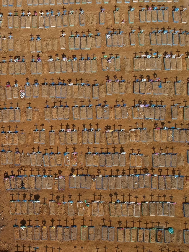 Foto udara pemakaman massal di Manaus, Brasil. Foto: Bruno Kelly/Reuters