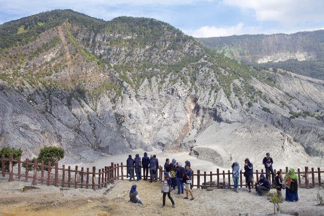 Ilustrasi pengunjung di Gunung Tangkuban Parahu Foto: Shutter Stock