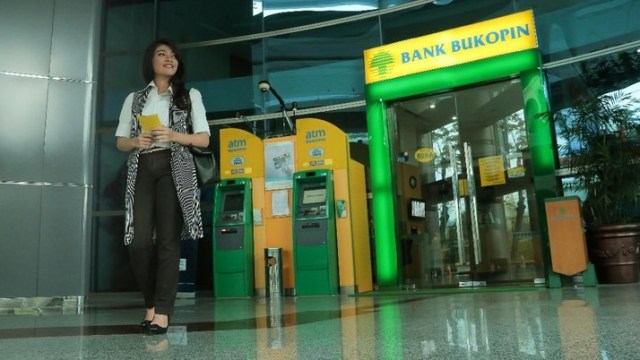 Seorang nasabah usai bertransaksi perbankan di bank Bukopin. Foto: dok. Bukopin