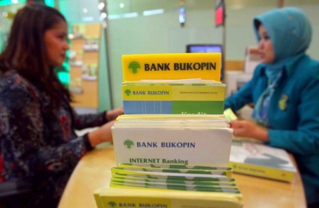 Petugas saat melayani nasabah di bank Bukopin. Foto: Antarafoto