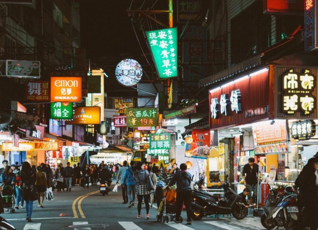 Suasana Feng Chia Market, salah satu night market di Taiwan, yang masih dipadati pengunjung meskipun selama pandemi/ Sumber: instagram