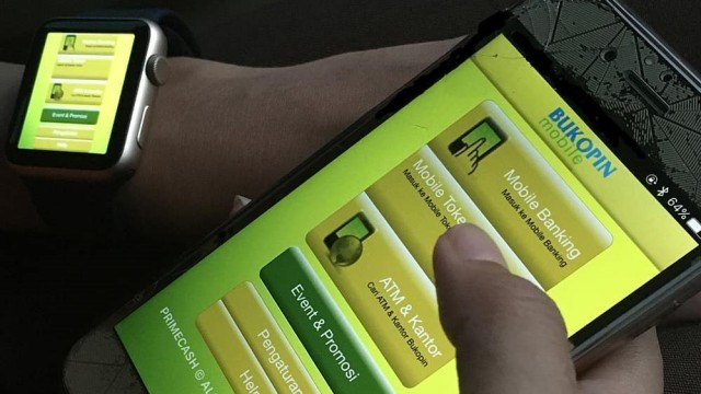 Seorang nasabah menggunakan aplikasi Mobile Banking bank Bukopin. Foto: Instagram/bankbukopin