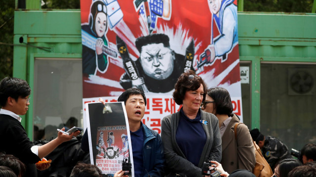 Park Sang-hak, pembelot Korea Utara dan pemimpin kelompok sipil anti-Korea Utara bersiap untuk melepaskan balon berisi selebaran.  Foto: Kim Hong-Ji/REUTERS