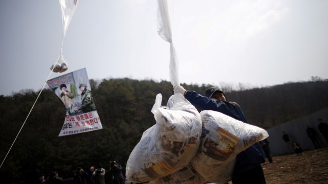 Park Sang-Hak, pembelot Korea Utara memegang balon berisi selebaran yang mengecam pemimpin Korea Utara Kim Jong Un di Paju , Korea Selatan (26/3/16). Foto: Kim Hong-Ji/REUTERS