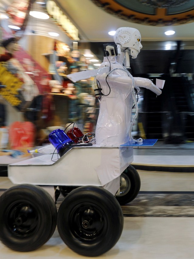 Robot yang dikendalikan dari jarak jauh bergerak di sebuah mal untuk menguji orang terhadap virus corona dengan menjalankan tes PCR, di Kairo Mesir Foto: Mohamed Abd El Ghany/REUTERS 