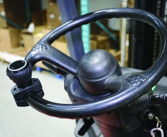 Ini Kondisi yang Diperbolehkan Mengemudi Mobil Pakai Satu Tangan (99674)
