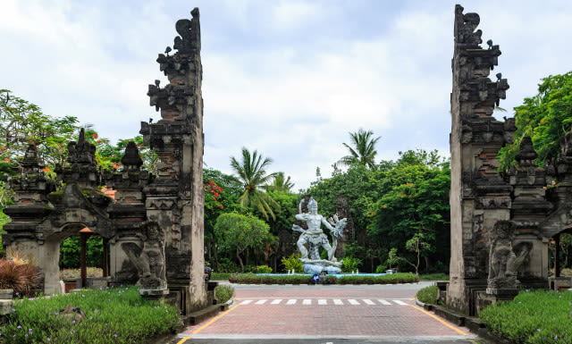 Pintu gerbang kawasan wisata ITDC di Nusa Dua, Bali -  (Foto: Wikimedia Commons)