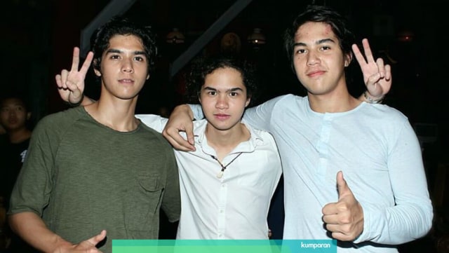 Al, Dul, dan El berfoto bersama. Dok: kumparan