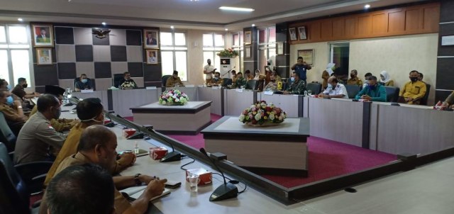 ﻿﻿Rapat koordinasi dalam rangka pelaksanaan tatanan normal baru produktif dan aman COVID-19 di Karimun. Foto : Khairul S/Kepripedia.com