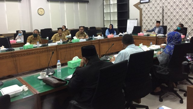 DPR Aceh menggelar pertemuan dengan Dinas Tenaga Kerja dan Mobilitas Penduduk Aceh, dan Imigrasi membahas terkait keberadaan 29 TKA diduga Ilegal di PLTU Nagan. Foto: Zuhri Noviandi/kumparan