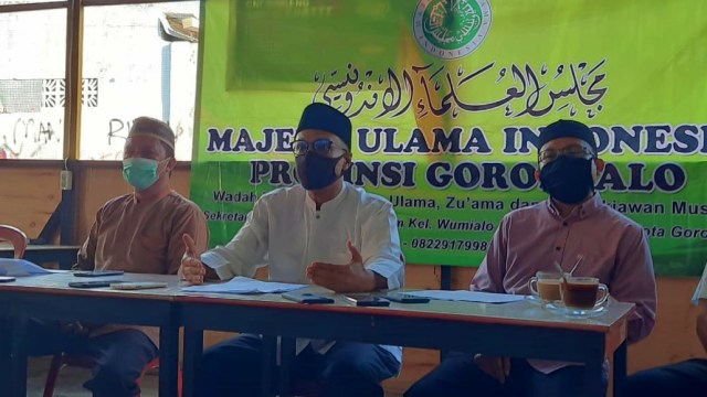 Abdurrahman Abubakar Bahmid, (tengah) Ketua MUI Gorontalo. Selasa, (16/6). Foto: Dok banthayoid (Fadhil Hadju)