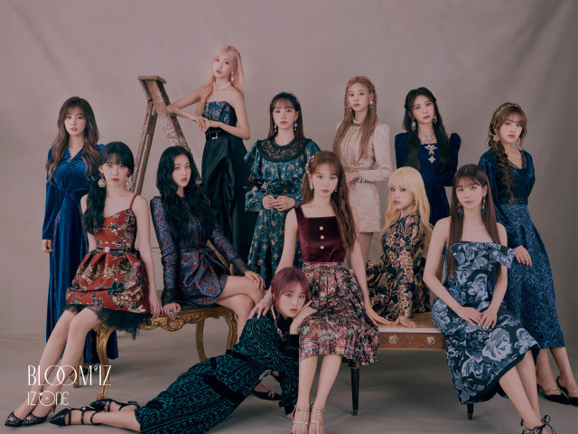 Idola K-Pop, IZONE dalam album cover BLOOM*IZ I Was. Foto: dok. Off the Record Ent.