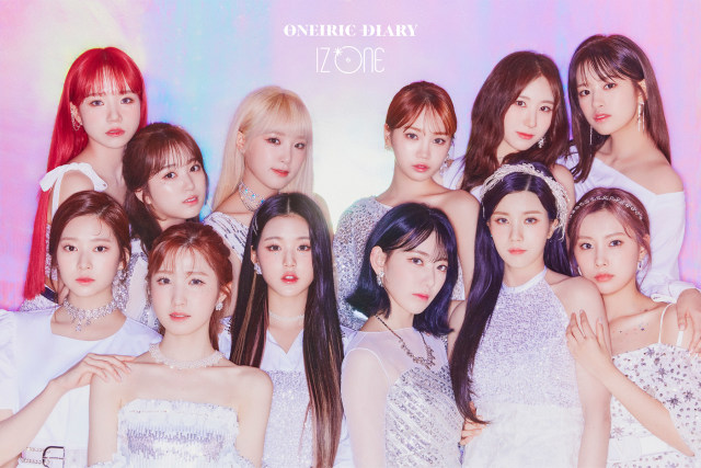 Idola K-Pop, IZONE, dalam cover album Oneiric Diary versi Oneiric. Foto: dok. Off the Record Ent.