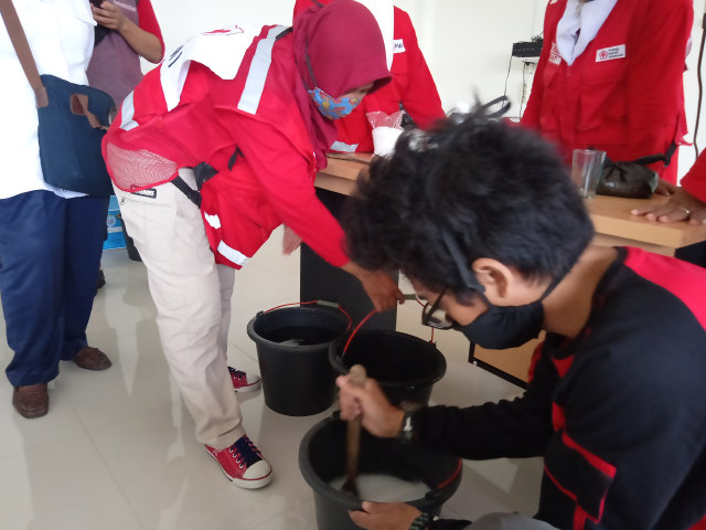 PMI Latih Relawan Membuat Sabun Cuci Tangan dan Bagikan Gratis kepada Masyarakat (105364)